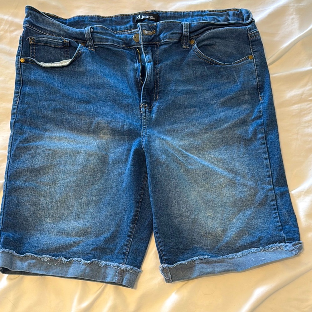 d. jeans Women's Blue Denim 9” Inseam Shorts